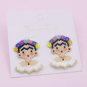 Aretes Tejidos Frida  Kahlo con Vestido Blanco