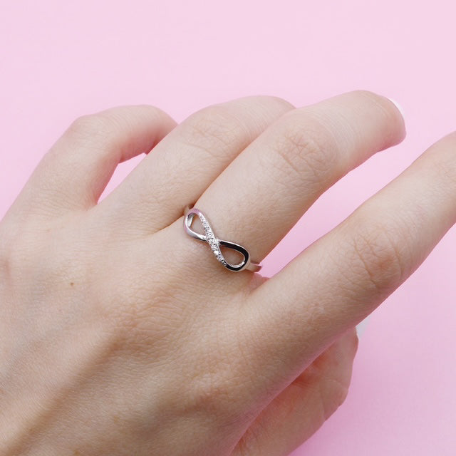Anillo Infinito en plata con Circón