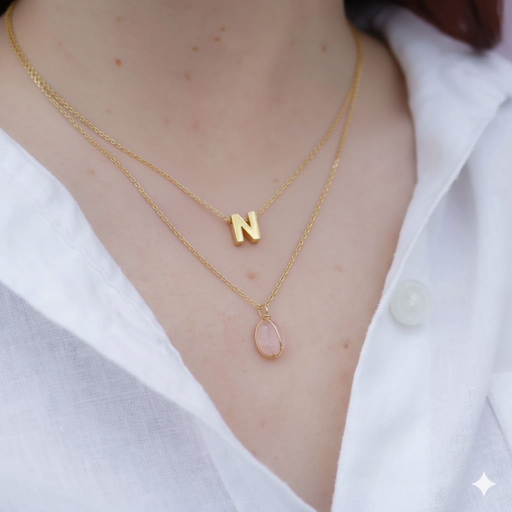 Collar Doble Dorado Letra y Cuarzo Rosa
