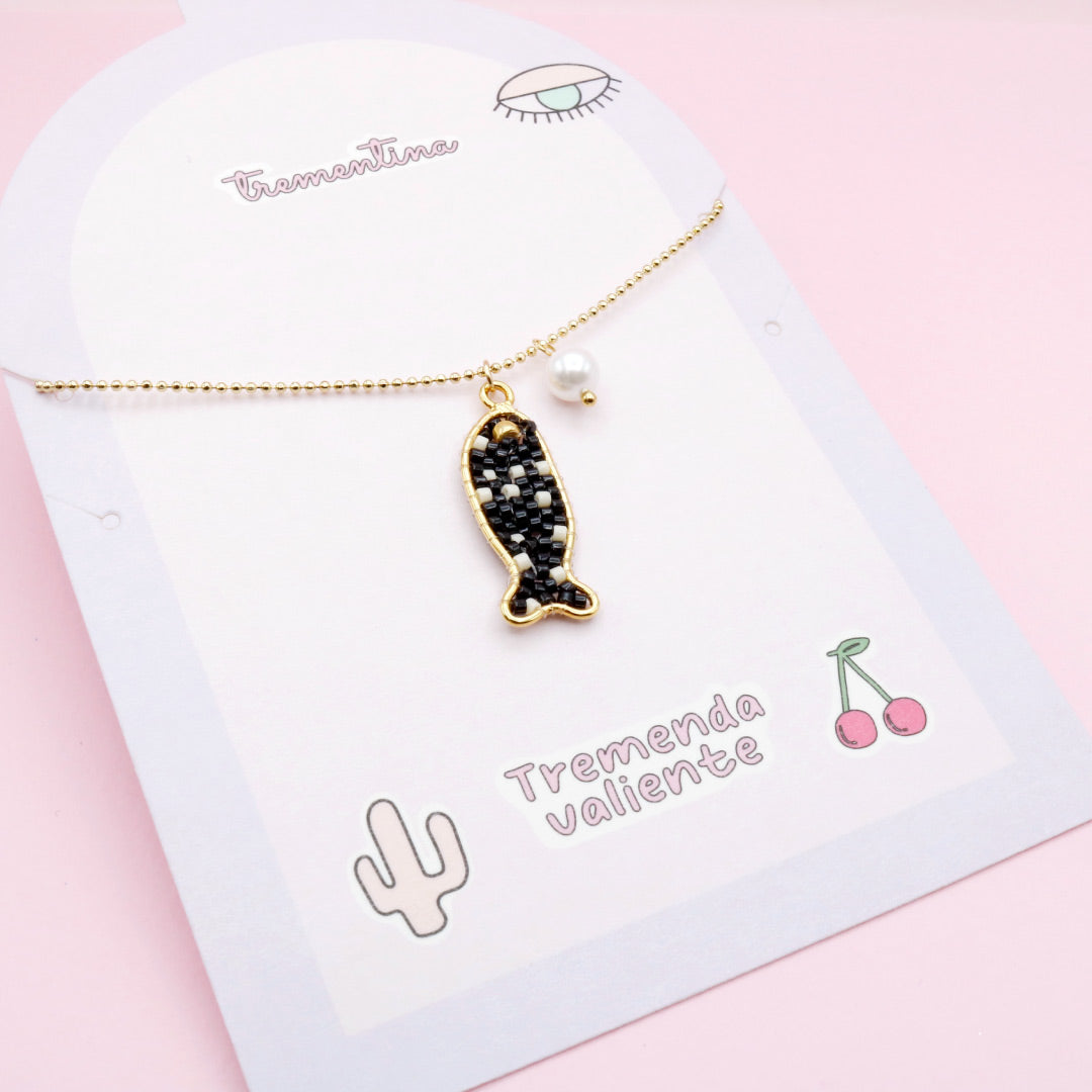 Collar Pez Negro en Mostacilla con Cadena Dorada