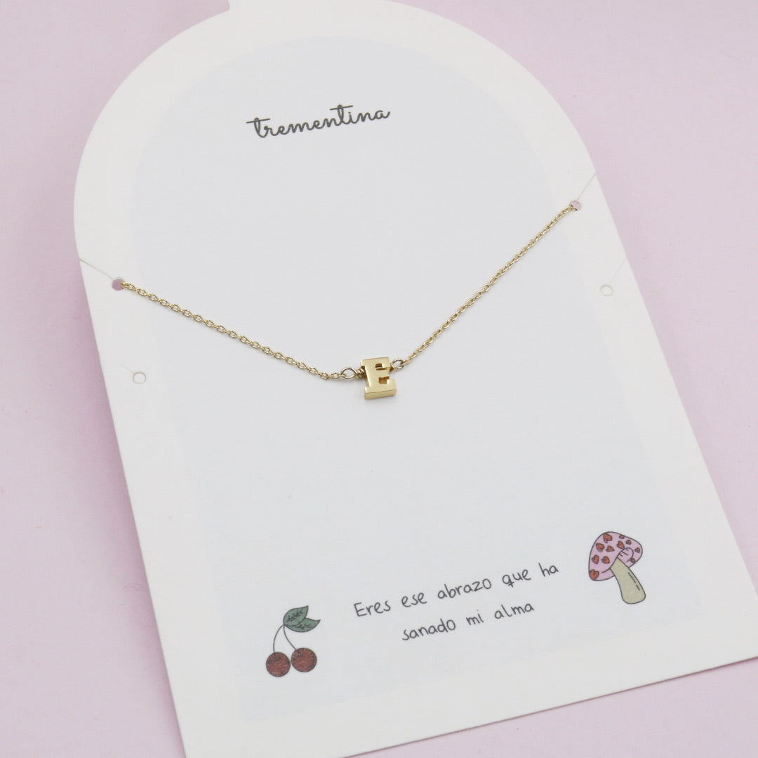 Collar Letra Serifa Dorado