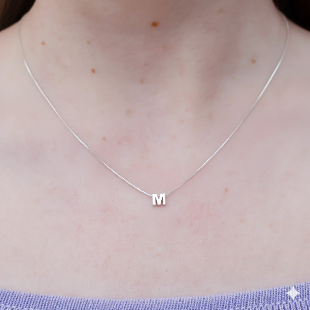 Collar Sencillo Letra Plata