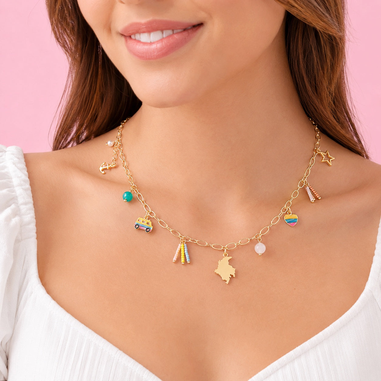 Collar Colombia Charms Dorado – Viaje y Raíces Versión 2