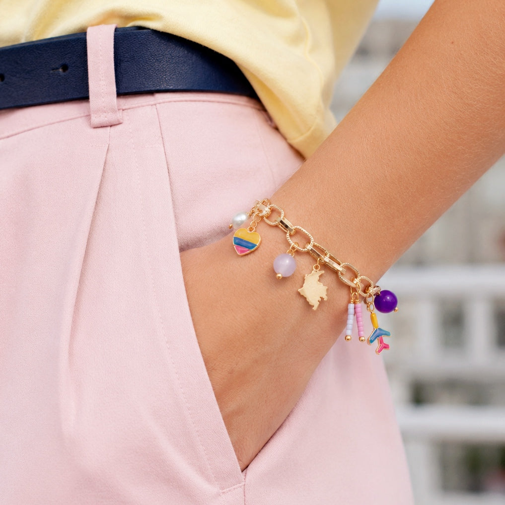 Pulsera Colombia con Charms Dorada – Viaje y Raíces Versión 2