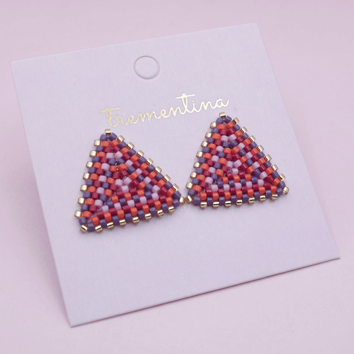 Aretes Triángulo Tejidos Miyuki – Coral y Lavanda