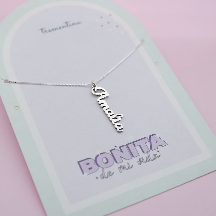 Collar Nombre o Palabra Vertical Tipografía Amalia