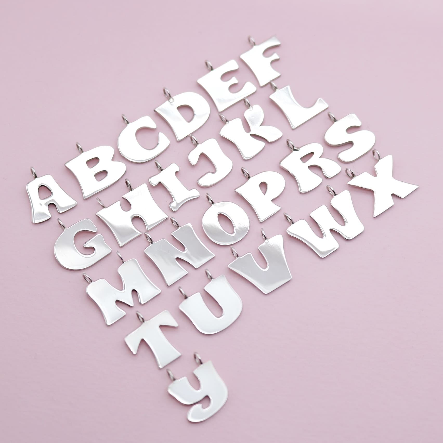 Collar de plata letra bold