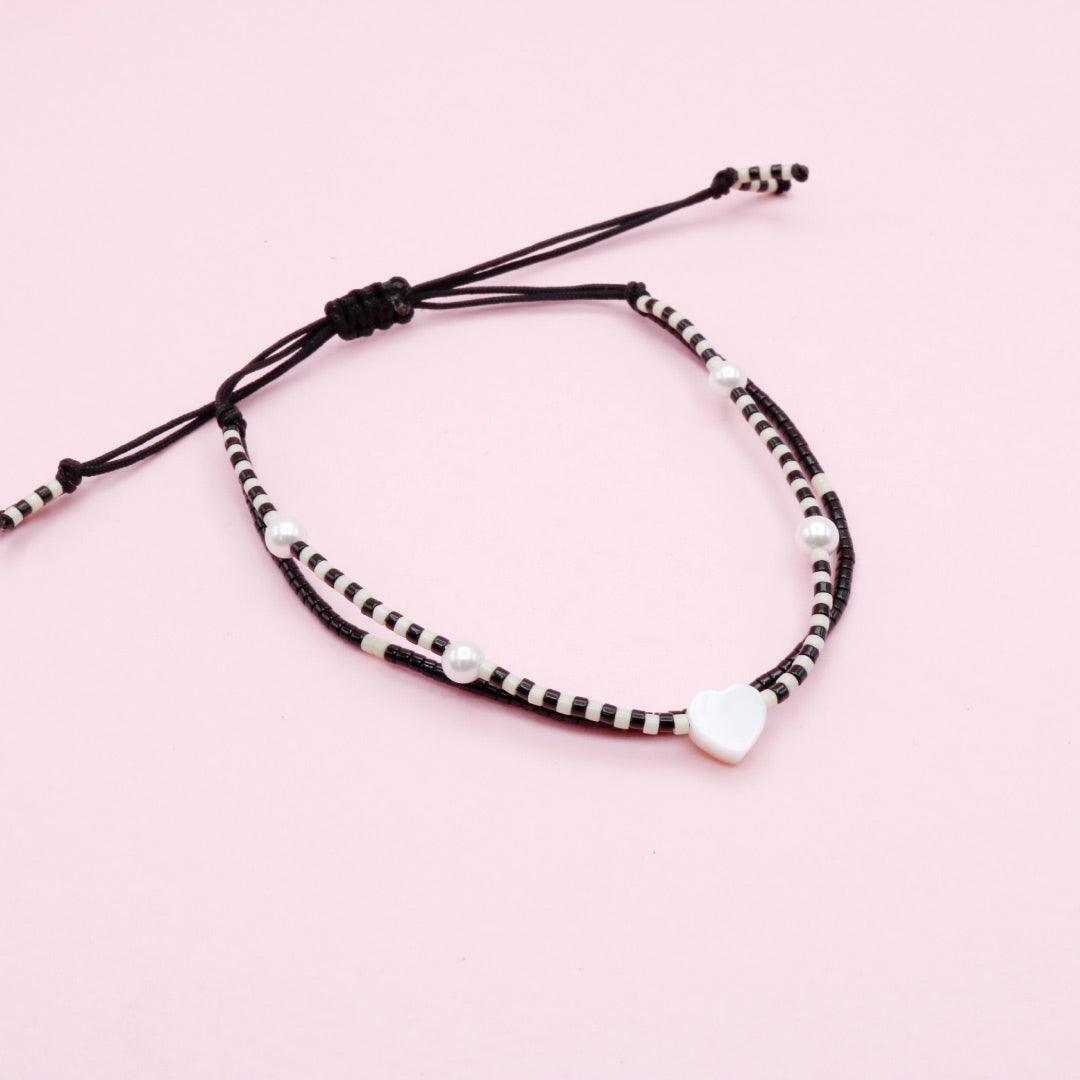 Pulsera Nácar Negra con Corazón Blanco