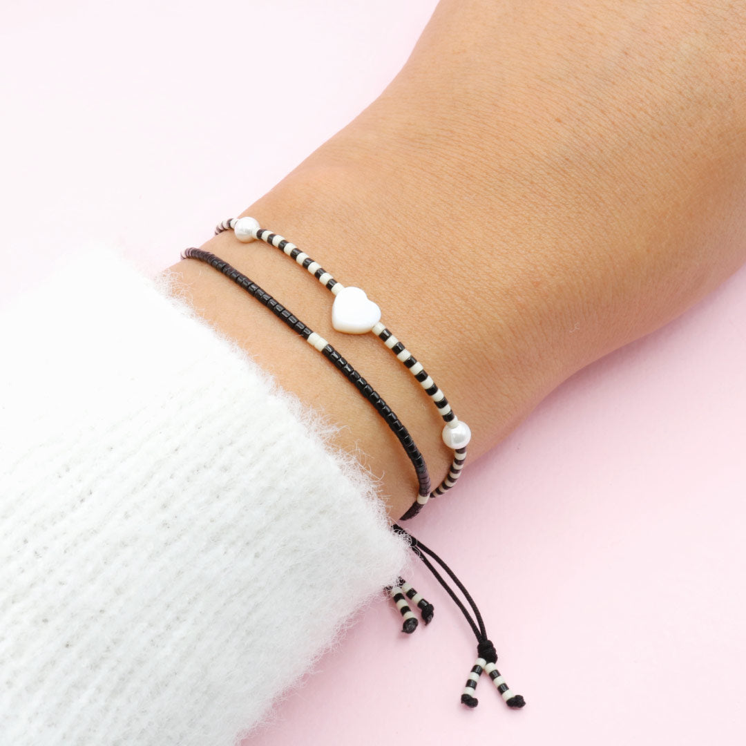 Pulsera Nácar Negra con Corazón Blanco