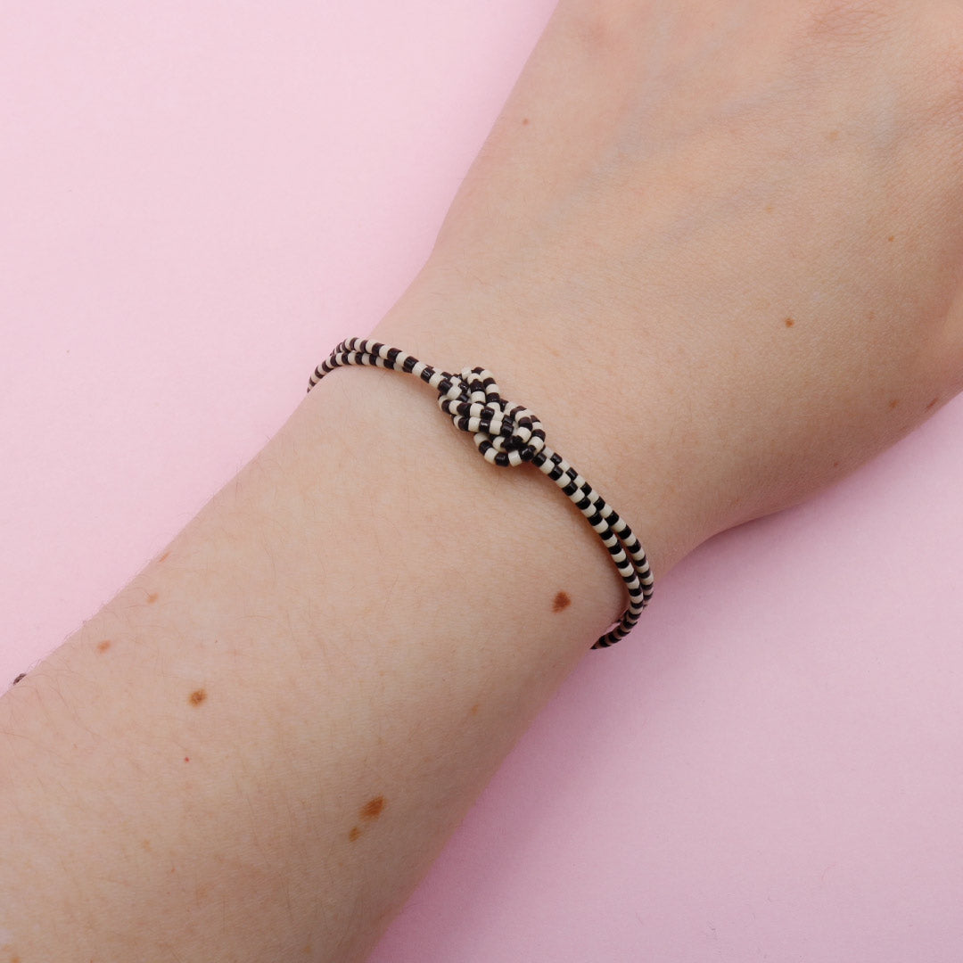 Pulsera Mostacilla Nudo Negro y Blanco